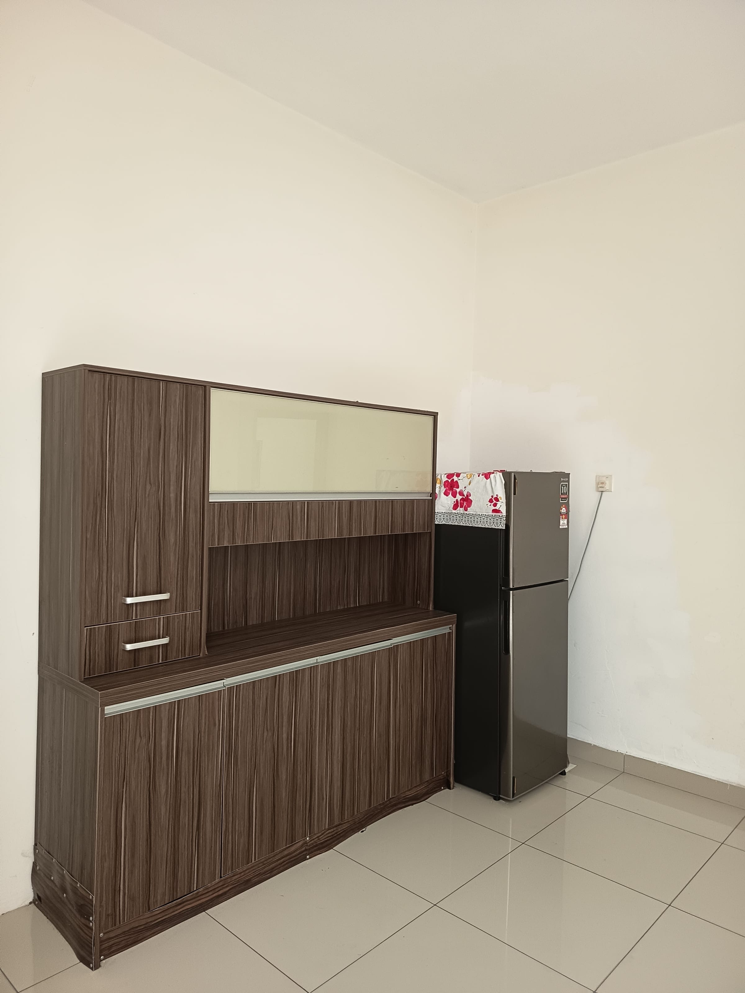 Peti sejuk Anggun Tiara