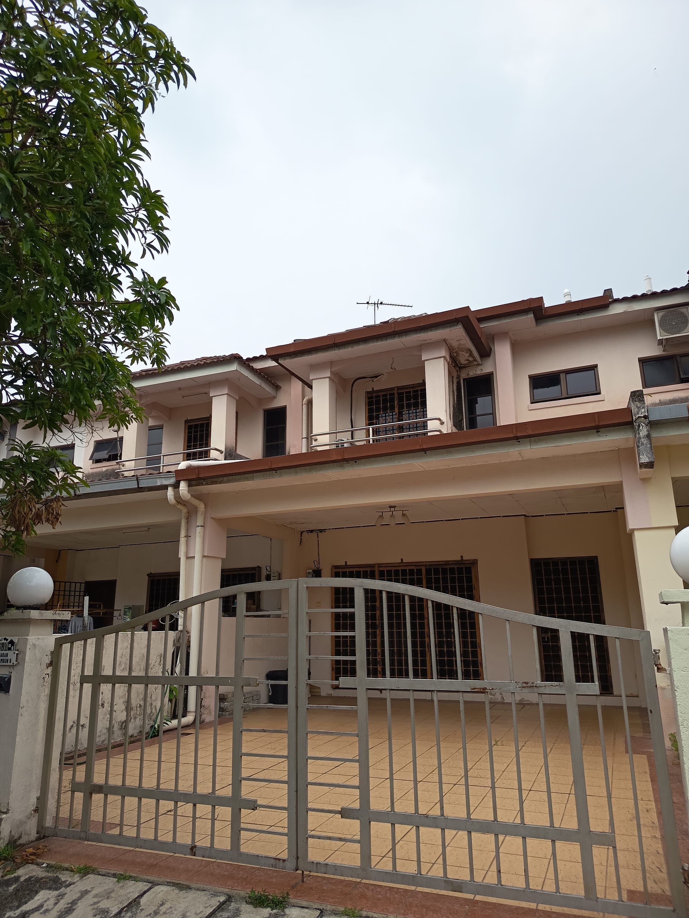 Pintu masuk Suria Hillview